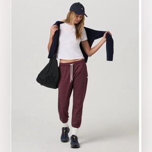 Vuori dream knit joggers Heathered burgundy color size Medium